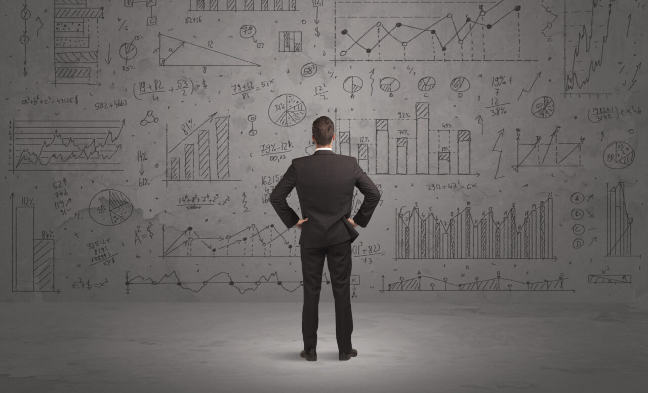 overfitting in trading - Zakenman kijkt naar grafieken en data.