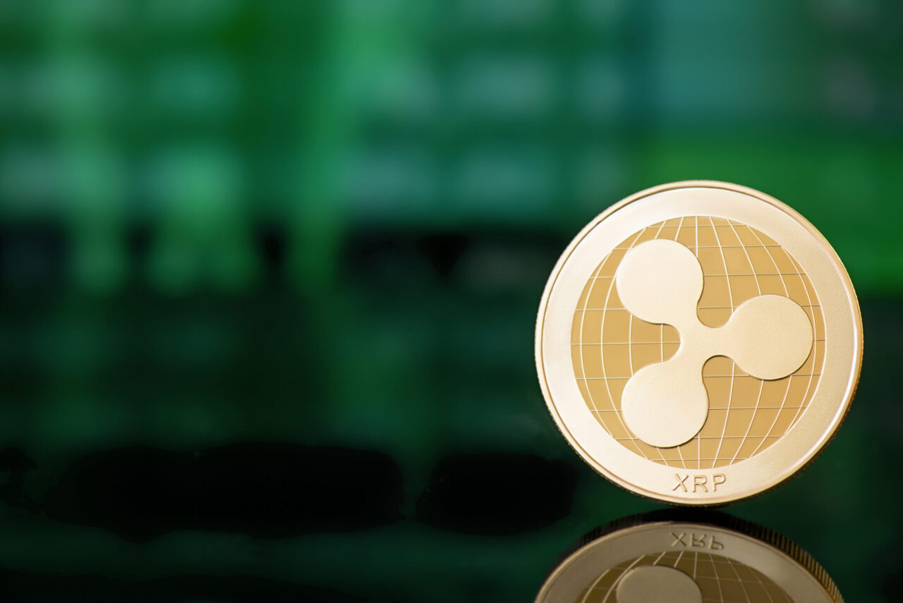 Gouden XRP-munt op zwarte achtergrond